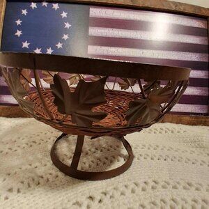 WICKER & METAL BASKET SIZE: 12 X8